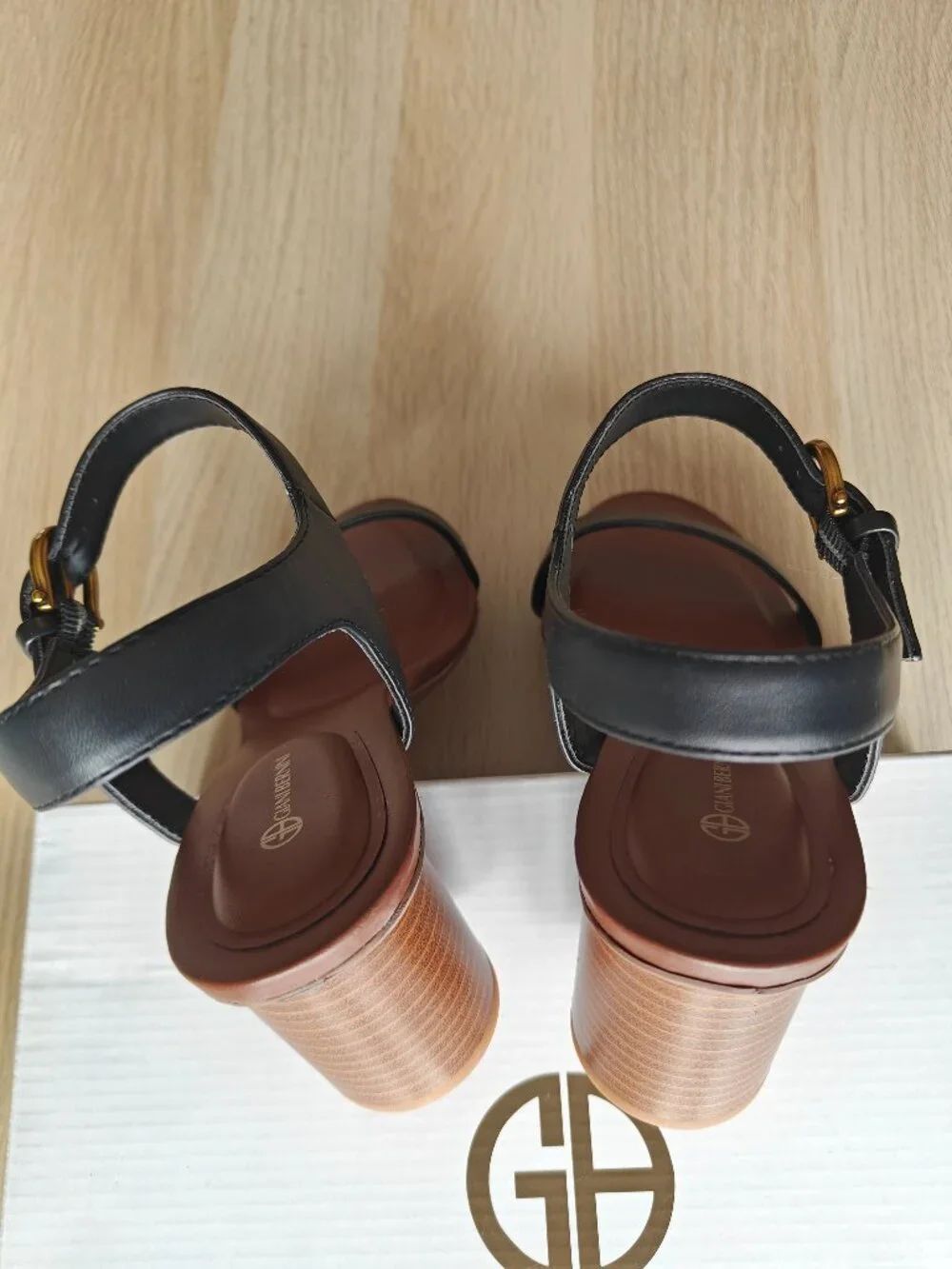 GIANI BERNINI CYLINDER STACKED HEEL SANDALS (SIZE 11M)